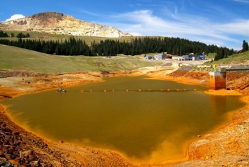 Protest pe acoperişul Minvest Deva faţă de exploatarea aurului pe bază de cianuri