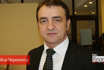Mihai Stepanescu, în mijlocul reşiţencelor asistate în preziua lui 8 Martie