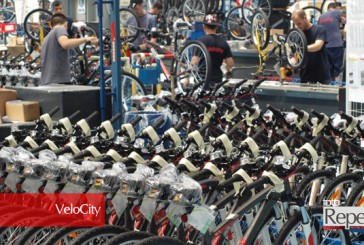 Angajaţii unei societăţi private din Reşiţa, VeloCity, îşi spală rufele la instituţiile publice. Sau ce are bicicleta cu Prefectura?
