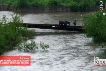 Bârzava – ape învolburate şi gunoaie pe o ploaie torenţiala de mai. Drumul care leagă Reşiţa de Bocşa a devenit parcă o reflexie a sa, la doar câţiva metri de maluri