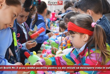 Elevii Școlii Nr. 2 și-au vândut jucăriile pentru ca doi micuți să descopere viața în culori!