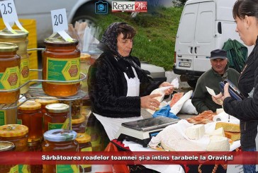 Sărbătoarea roadelor toamnei și-a întins tarabele la Oravița! Borcanele de zacuscă și dulceață și cotărițele cu fructe își așteaptă clienții!