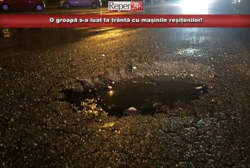 O groapă s-a luat la trântă cu mașinile reșițenilor!