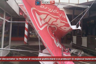Vânt devastator la Reșița! O reclamă publicitară s-a prăbușit în mijlocul bulevardului!