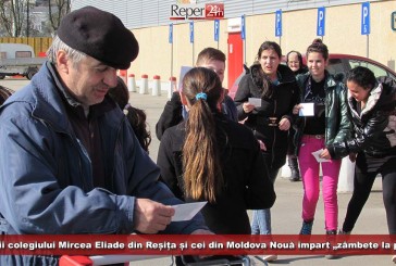 Elevii colegiului Mircea Eliade din Reșița și cei din Moldova Nouă împart „ zâmbete la plic “!