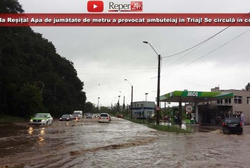 HAOS la Reșița! Apa de jumătate de metru a provocat ambuteiaj în Triaj! Se circulă în coloană!