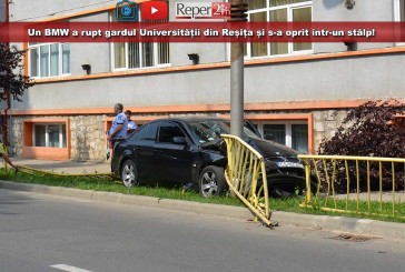 Un BMW a rupt gardul Universității din Reșița și s-a oprit într-un stâlp!