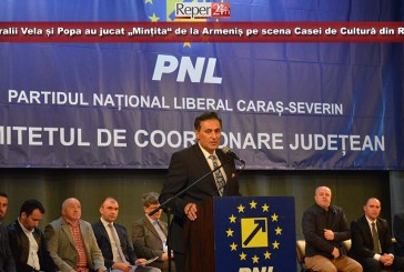 Liberalii Vela și Popa au jucat „Mințita“ de la Armeniș pe scena Casei de Cultură din Reșița!