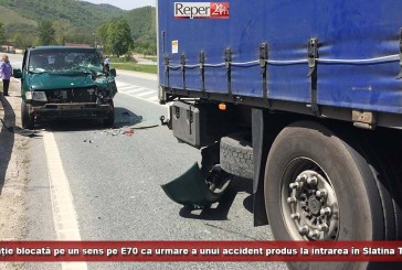 Circulație blocată pe E70, în apropiere de Slatina Timiș! Un microbuz a acroșat un tir!