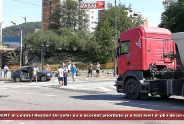 ACCIDENT în centrul Reșiței! Un șofer nu a acordat prioritate și a fost lovit în plin de un camion