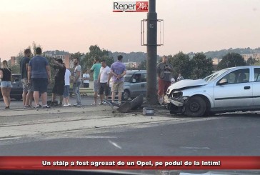 Un stâlp a fost agresat de un Opel, pe podul de la Intim!