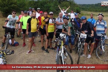 La Caransebeş, 25 de curajoşi au pedalat la peste 40 de grade