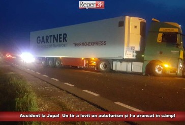 Accident la Jupa!  Impact între un tir și un autoturism! Ultimul, scos în decor!