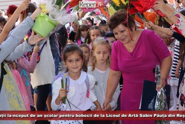 Emoții la-nceput de an școlar pentru bobocii de la Liceul de Artă Sabin Păuța din Reșița!