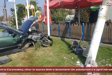 Accident la Caransebeș, chiar la ieșirea dintr-o benzinărie! Un autoturism s-a oprit într-un stâlp!