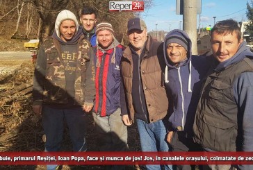 Dacă trebuie, primarul Reșiței, Ioan Popa, face și munca de jos! Jos, în canalele orașului, colmatate de zeci de ani!