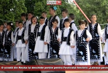 O școală din Reșița își deschide porțile pentru Festivalul folcloric „Laleaua pestriţă“