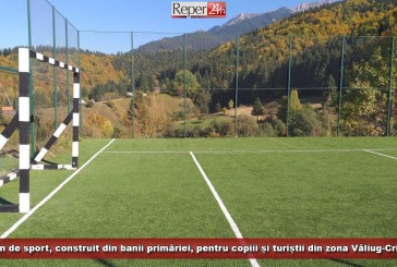 Teren de sport, construit din banii primăriei, pentru copiii și turiștii din zona Văliug-Crivaia