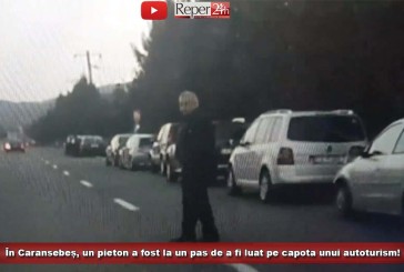 În Caransebeș, un pieton a fost la un pas de a fi luat pe capota unui autoturism!