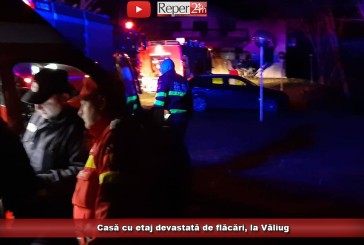 Casă cu etaj devastată de flăcări, la Văliug