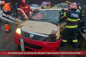 Accident grav, la ieșirea din Reșița! O persoană a rămas încarcerată!