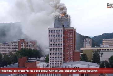 Incendiu de proporții la acoperișul Consiliului Județean Caraș-Severin
