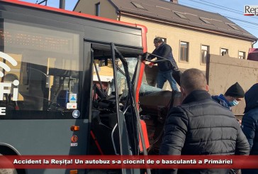 Accident la Reșița! Un autobuz s-a ciocnit de o basculantă a Primăriei