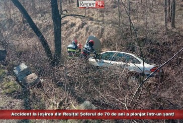 Accident la ieșirea din Reșița! Șoferul de 70 de ani a plonjat cu mașina într-un șanț!