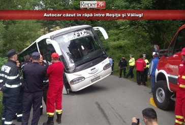 Update: Autocar căzut în râpă între Reşiţa şi Văliug!