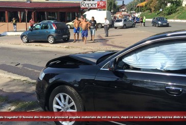 La un pas de tragedie! O femeie din Oravița a provocat pagube materiale de mii de euro, după ce nu s-a asigurat la ieșirea dintr-o intersecție