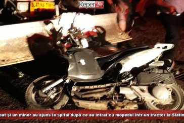 Un bărbat și un minor au ajuns la spital după ce au intrat cu mopedul într-un tractor la Slatina Timiș!