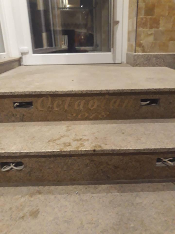 Imagine cu treptele inscripționate Octavian la unul din punctele de lucru ale societății de pompe funebre din Resita